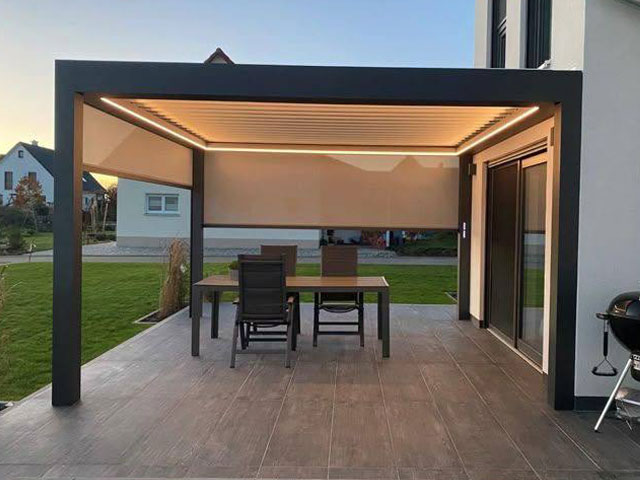 Maßgefertigte Aluminium-Terrassenüberdachung am Eigenheim